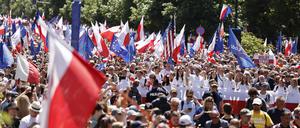 Die Demonstranten in Warschau trugen polnische und EU-Flaggen.