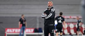 Unermüdlich und fest entschlossen. Tim Walter, Trainer des Hamburger SV, will die Hoffnung auf den Aufstieg noch nicht aufgeben. 