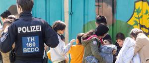 Geflüchtete werden nach dem Brand betreut. Das Feuer war am frühen Sonntagmorgen im Wohnbereich der Flüchtlingsunterkunft ausgebrochen. 