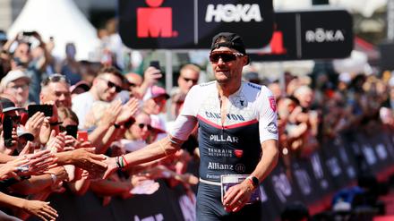 Ironman-EM der Männer in Hamburg: Jan Frodeno aus Deutschland läuft ins Ziel ein.