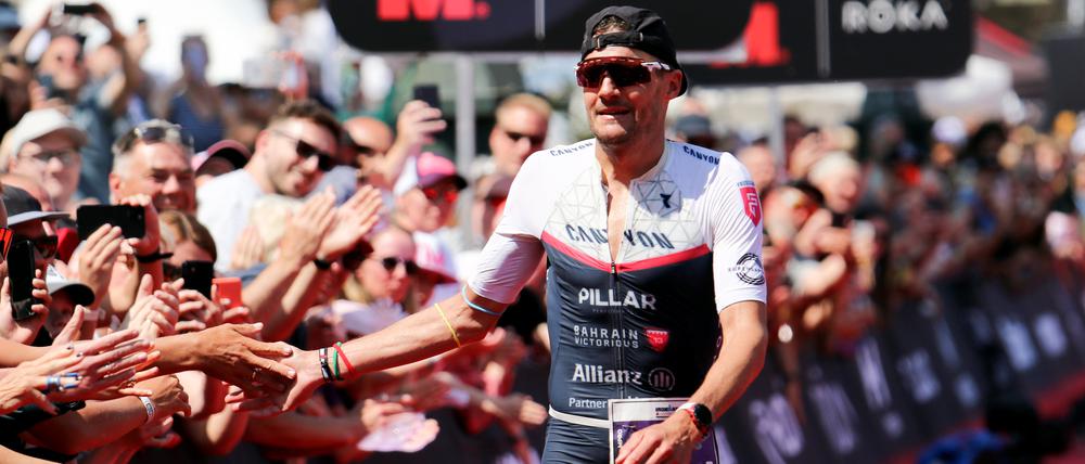 Ironman-EM der Männer in Hamburg: Jan Frodeno aus Deutschland läuft ins Ziel ein.
