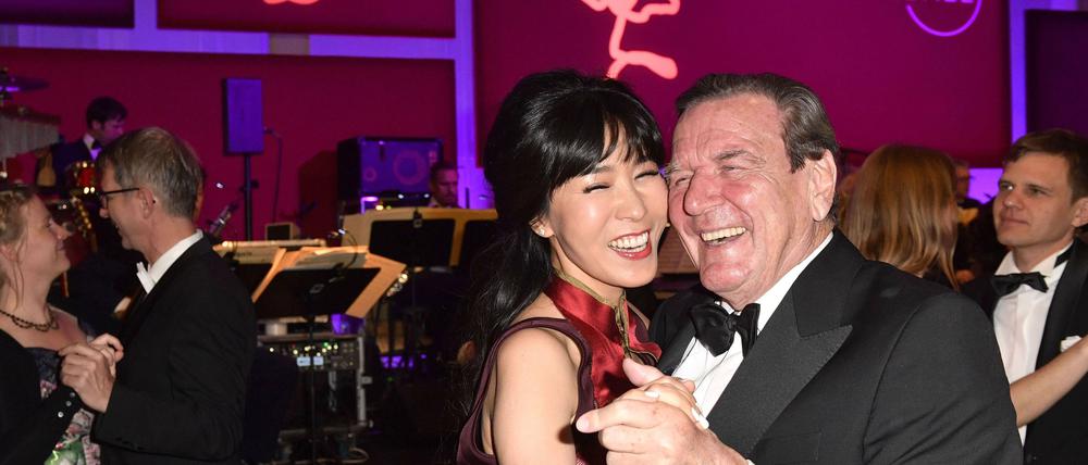 Gerhard Schröder mit Ehefrau Soyeon Schröder-Kim, hier beim Bundespresseball 2019 im Hotel Adlon Kempinski.