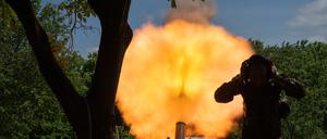 Ein ukrainischer Soldat feuert einen Granatenwerfer auf russische Stellungen an der Frontlinie in der Nähe von Bachmut. 