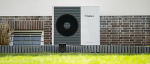 Eine Wärmepumpe der Firma Vaillant vom Typ „aroTHERM plus“ ist an einem Einfamilienhaus zu sehen. 