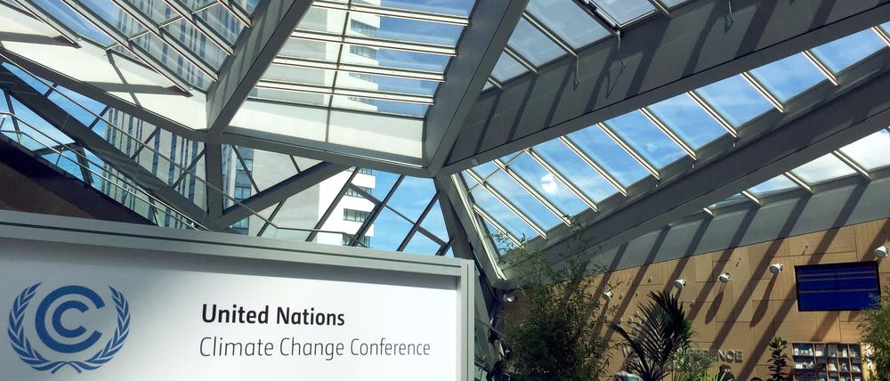 Blick in die Veranstaltungshalle der UN-Klimakonferenz im World Conference Center in Bonn, wo die Vorverhandlungen für die Weltklimakonferenz beginnen.