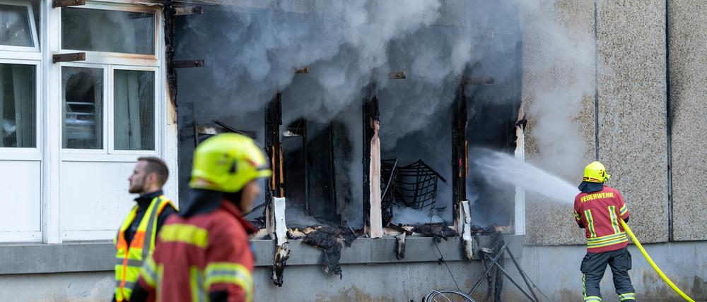 Die Feuerwehr löscht einen Brand in einer Flüchtlingsunterkunft in Apolda.