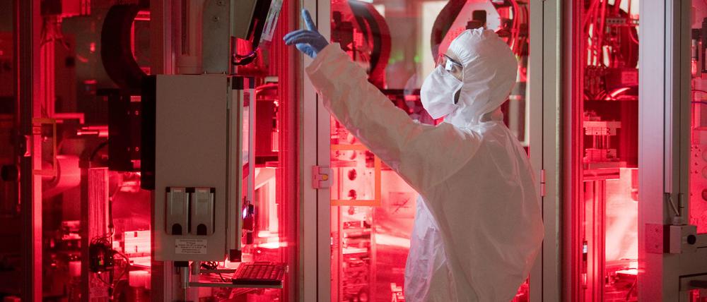 Ein Mitarbeiter von Volkswagen steht in einem Reinraum zur Produktion von Batteriezellen im VW-Werk Salzgitter. 