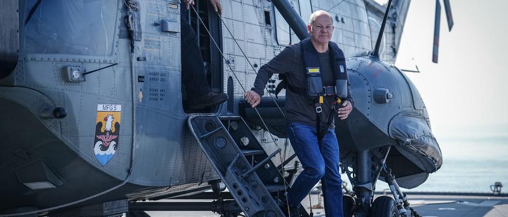 Bundeskanzler Olaf Scholz steigt im Juni aus einem Marinehubschrauber vom Typ Sea King Mk41 in Rostock-Warnemünde.