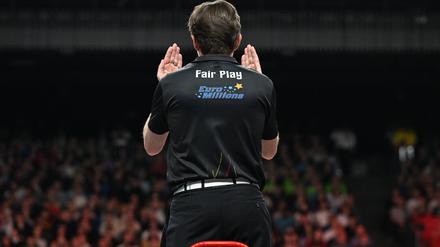 Schiedsrichter*innen müssen genaue körperliche Vorgaben erfüllen, um auf internationaler Ebene pfeifen zu dürfen.