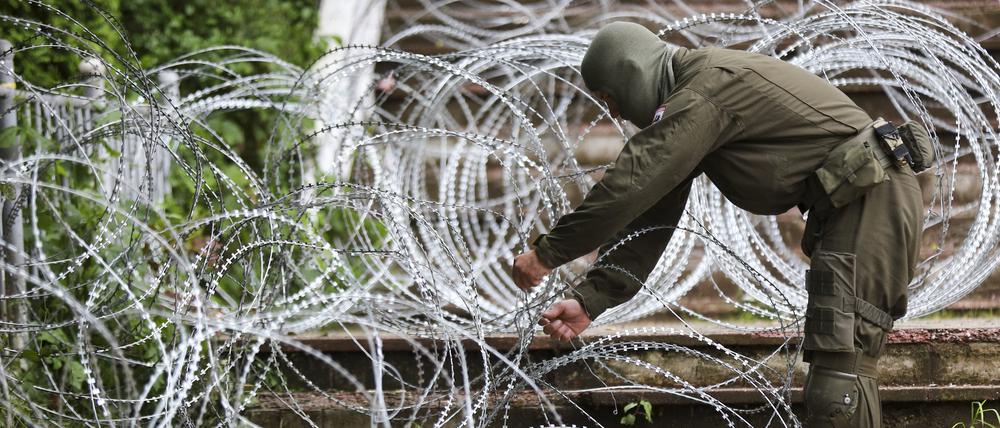 KFOR-Soldaten sichern das Rathaus in der Stadt Zvecan im Norden des Kosovo mit Stacheldraht. Hunderte serbischstämmige Bürger wollten es stürmen, weil in einer Gemeinde ein albanischstämmiger Bürgermeister regiert.