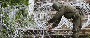 KFOR-Soldaten sichern das Rathaus in der Stadt Zvecan im Norden des Kosovo mit Stacheldraht. Hunderte serbischstämmige Bürger wollten es stürmen, weil in einer Gemeinde ein albanischstämmiger Bürgermeister regiert.