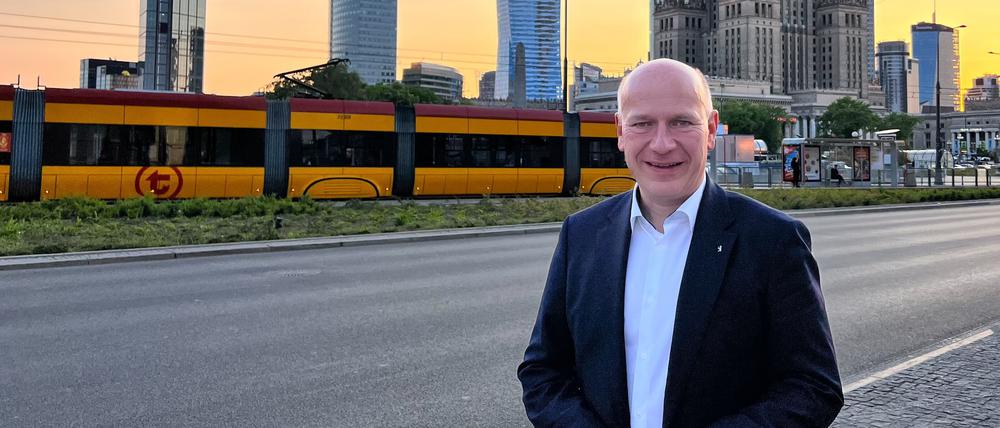 Kai Wegner (CDU) bei einer Reise vor dem Kulturpalast in Polens Hauptstadt Warschau.