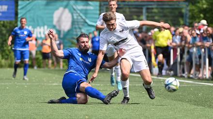 Vor einem Jahr scheiterte Stern Britz in der Relegation am BFC Preussen (l. Sterns André Schulz gegen Nico Herter). Nun schaffte Britz dank des Tores von Schulz in der Nachspielzeit den Aufstieg in die Berlin-Liga. 