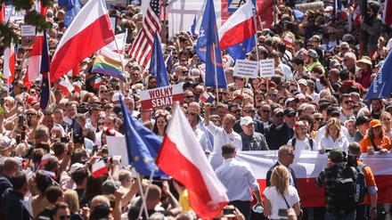 Marsch der Hoffnung. An die 500.000 Menschen demonstrieren mit Flaggen Polens, der EU und der USA für mehr Freiheit. 