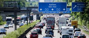 Fahrzeuge stehen auf der Autobahn A4 auf dem Kölner Ring im Stau.