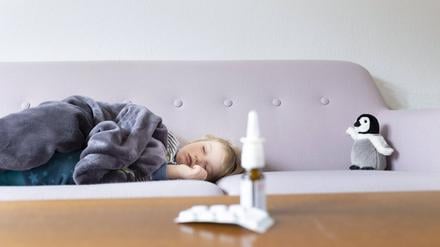  Mutter und krankes Kind Bonn Deutschland *** Mother and sick child Bonn Germany Copyright: xUtexGrabowsky/photothek.dex