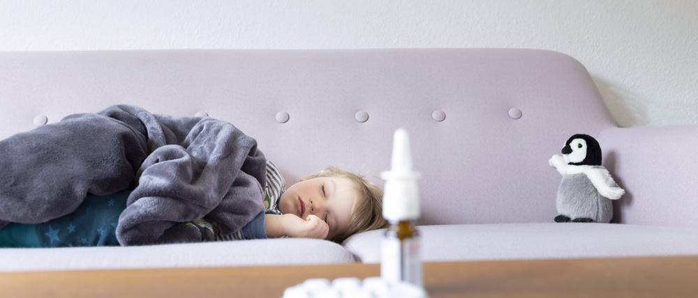  Mutter und krankes Kind Bonn Deutschland *** Mother and sick child Bonn Germany Copyright: xUtexGrabowsky/photothek.dex