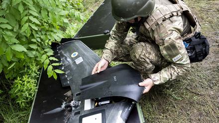 Ein ukrainischer Soldat mit einer Drohne.