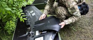 Ein ukrainischer Soldat mit einer Drohne.
