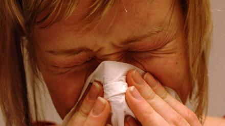 Auch ein Rekordhoch. Von Januar bis März 2023 blieben erwerbstätige Versicherte 1,74 wegen einer Erkältungskrankheit zu Hause.