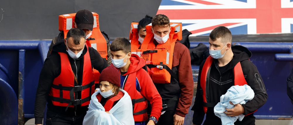 Nach ihrer Rettung aus dem Meer erreichen Migranten den Hafen von Dover.