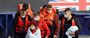 Nach ihrer Rettung aus dem Meer erreichen Migranten den Hafen von Dover.