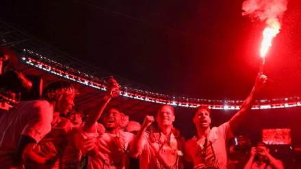 Leipzigs Spieler Mohamed Simakan (l-r), Christopher Nkunku, Marcel Halstenberg und Dominik Szoboszlai jubeln mit Pyrotechnik.