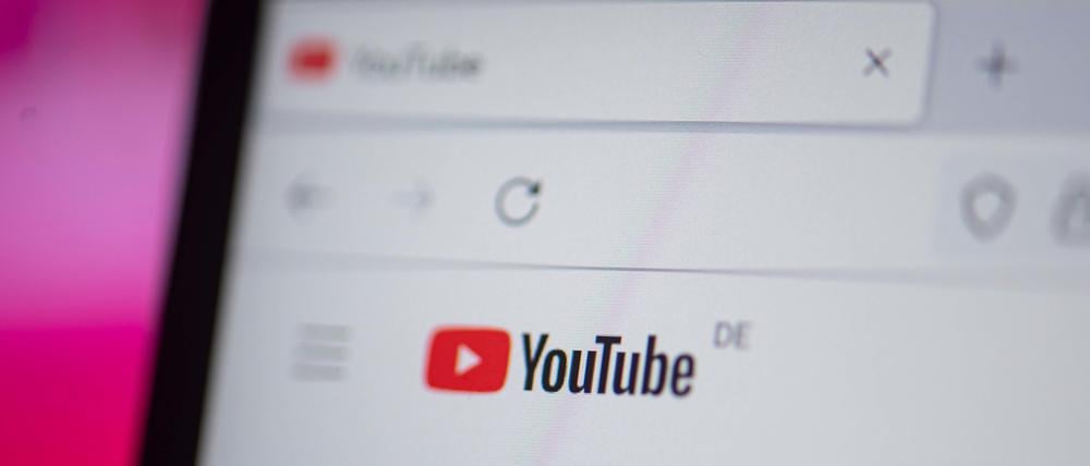 Auf einem Laptop-Bildschirm sieht man das Logo von Youtube.