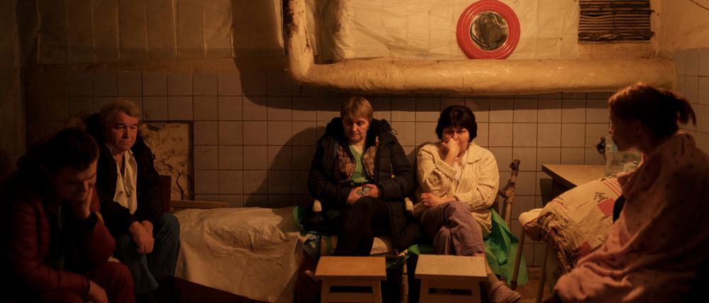 Krankenhauspersonal sitzt während eines Luftangriffsalarms in einem Keller, der als Luftschutzbunker genutzt wird, nordöstlich von Kiew.