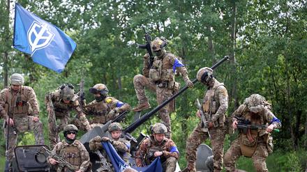 Angehörige des Russischen Freiwilligenkorps posieren vor einem Einsatz.