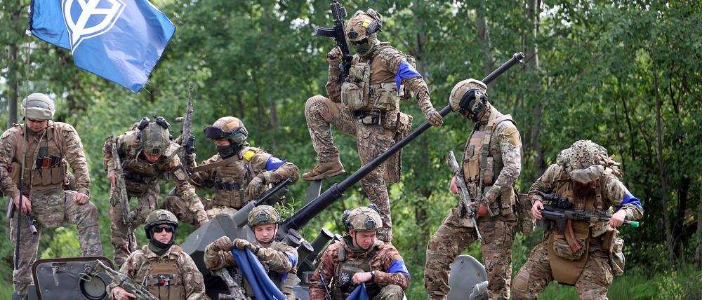 Angehörige des Russischen Freiwilligenkorps posieren vor einem Einsatz.