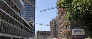 Der Postbanktower mit den Degewo-Häusern.