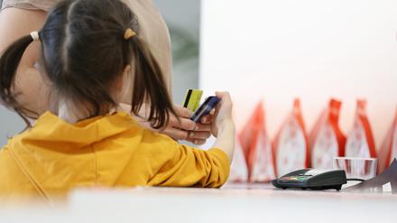 Früh übt sich. Viele Finanzexperten fordern, schon Kindern früh den Umgang mit Geld und Finanzen besser zu vermitteln.