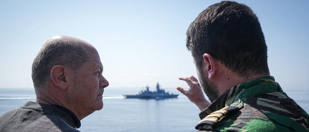 Bundeskanzler Olaf Scholz beobachtet auf der Fregatte „Mecklenburg-Vorpommern“ bei seinem Besuch der Deutschen Marine in Rostock-Warnemünde Manövers auf der Ostsee vor der Küste.
