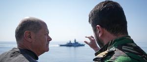 Bundeskanzler Olaf Scholz beobachtet auf der Fregatte „Mecklenburg-Vorpommern“ bei seinem Besuch der Deutschen Marine in Rostock-Warnemünde Manövers auf der Ostsee vor der Küste. 
