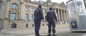 06.01.2019, Berlin: Polizisten bewachen den Reichstag. Die Gewerkschaft der Polizei (GdP) will mehr Geld für Winterjacken. Foto: Jörg Carstensen/dpa +++ dpa-Bildfunk +++