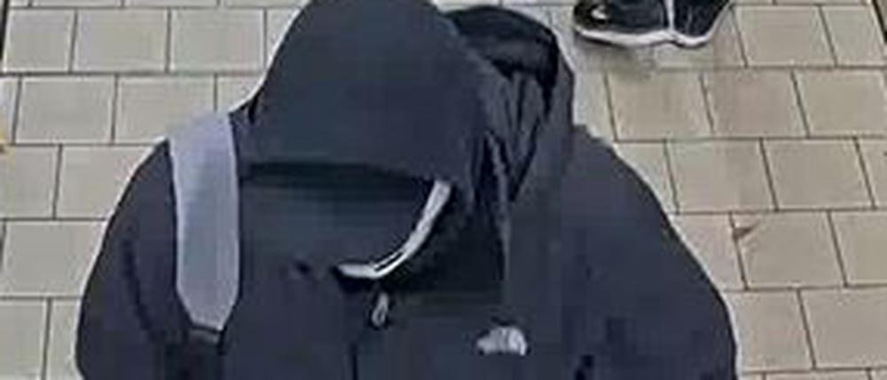 Der Tatverdächtige soll etwa 30 bis 32 Jahre alt und 1,90 Meter groß sein. Weiteres Merkmal: eine hohe Stirn. Er trug ein schwarzes Basecap, einen weißen Schlauchschal, eine schwarze Jacke der Marke „North Face“, eine schwarze Jogginghose und graue Sportschuhe der Marke Adidas, sowie transparente Einweghandschuhe und einen grauen Rucksack.