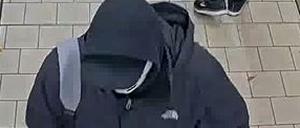 Der Tatverdächtige soll etwa 30 bis 32 Jahre alt und 1,90 Meter groß sein. Weiteres Merkmal: eine hohe Stirn. Er trug ein schwarzes Basecap, einen weißen Schlauchschal, eine schwarze Jacke der Marke „North Face“, eine schwarze Jogginghose und graue Sportschuhe der Marke Adidas, sowie transparente Einweghandschuhe und einen grauen Rucksack.