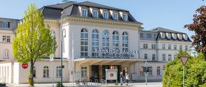 Außenansicht vom Bahnhof mit Rathenauplatz, Bautzen, Sachsen, Deutschland *** Exterior view of train station with Rathenauplatz, Bautzen, Saxony, Germany