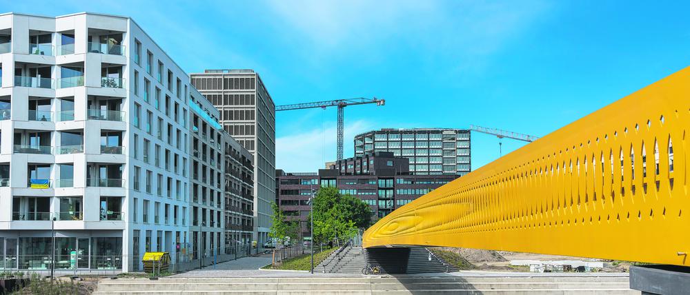 In dem Entwicklungsgebiet „Europacity“ nahe dem Berliner Hauptbahnhof verbindet einer pfeilerlose Brücke die Stadtteile Mitte und Moabit.