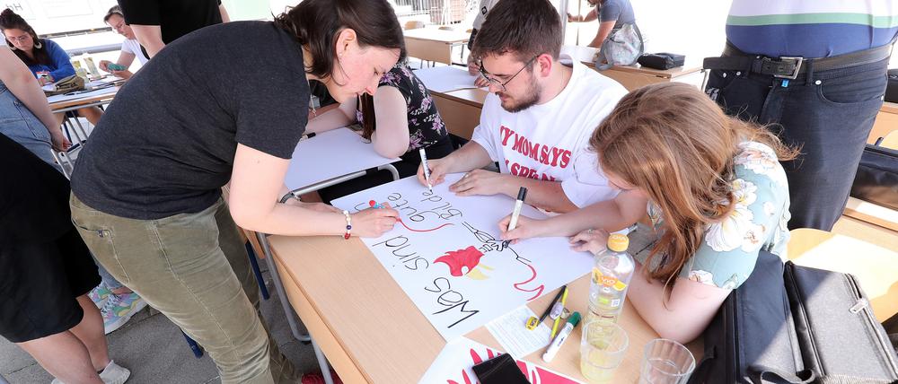 Pflegeschüler:innen malten am Montag Plakate für den Protest vor dem Gesundheitsministerium in Potsdam.