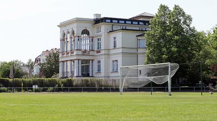 Das Vereinsgelände liegt in begehrter Lage in einem Villengebiet am See.
