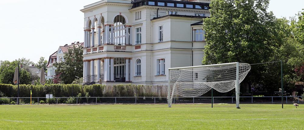 Das Vereinsgelände liegt in begehrter Lage in einem Villengebiet am See.