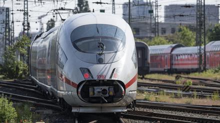 Ein ICE der Deutschen Bahn fährt über die Gleise am Hauptbahnhof in Frankfurt.