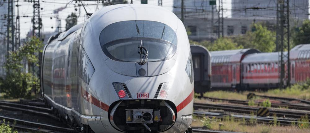 Ein ICE der Deutschen Bahn fährt über die Gleise am Hauptbahnhof in Frankfurt.
