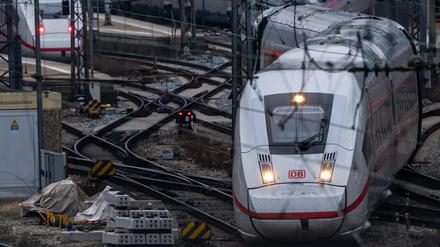  Ein ICE der Deutschen Bahn verlässt den Hauptbahnhof in München.