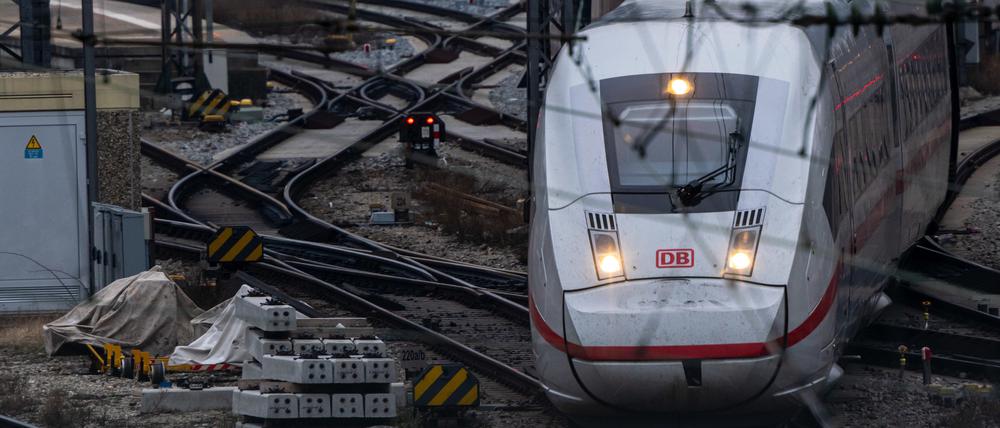 Ein ICE der Deutschen Bahn verlässt den Hauptbahnhof in München.