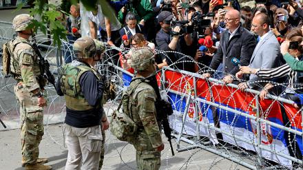 KFOR-Soldaten und Demonstranten. 