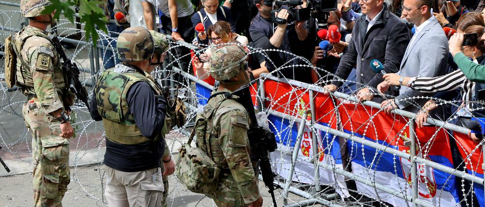 KFOR-Soldaten und Demonstranten.