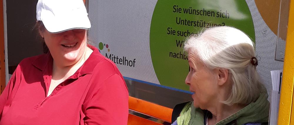 Donnerstags zwischen 15 und 17 Uhr hört ein ehrenamtliches Team-Mitglied der Nachbarschaftshilfe zu: Jede und jeder kann Platz nehmen.